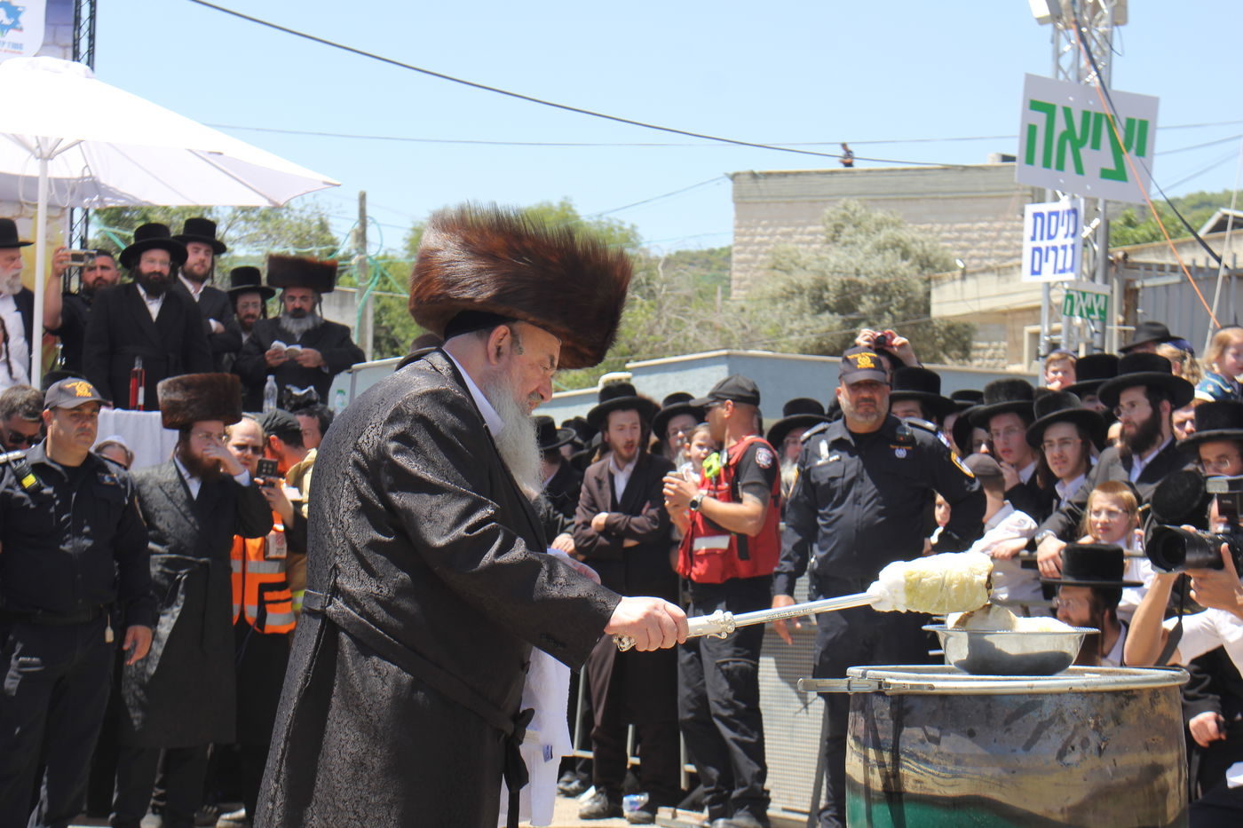 האדמו''ר מלעלוב בהדלקה באתרא קדישא מירון