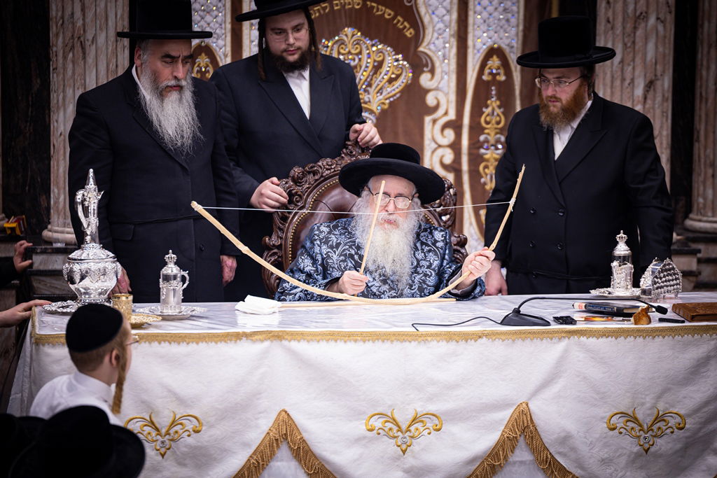 האדמו"ר מצאנז קלויזנבורג ביריית חץ וקשת