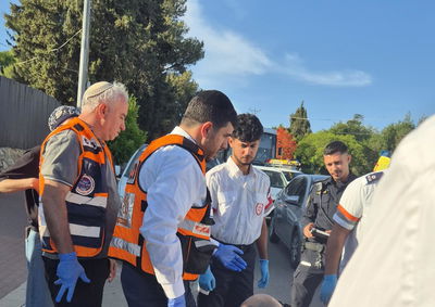 בזירת התאונה עם פצועה: ראש העיר החרדי העניק טיפול רפואי