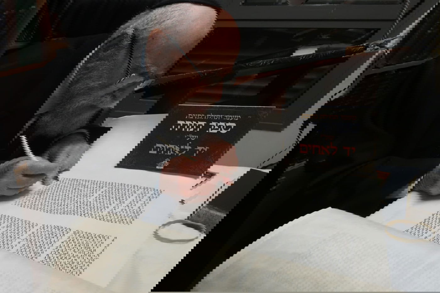 כתיבת אותיות בספר התורה של יד לאחים