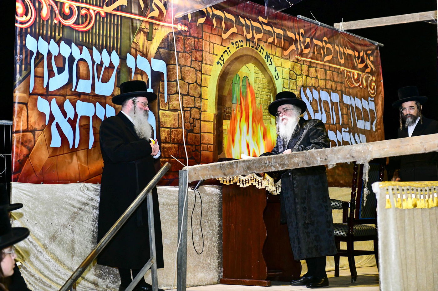 האדמו"ר מדארג בהדלקה באתרא קדישא מירון