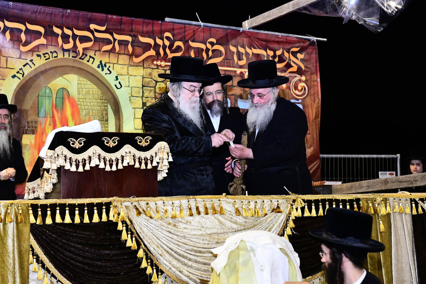 האדמו"ר מדארג בהדלקה באתרא קדישא מירון