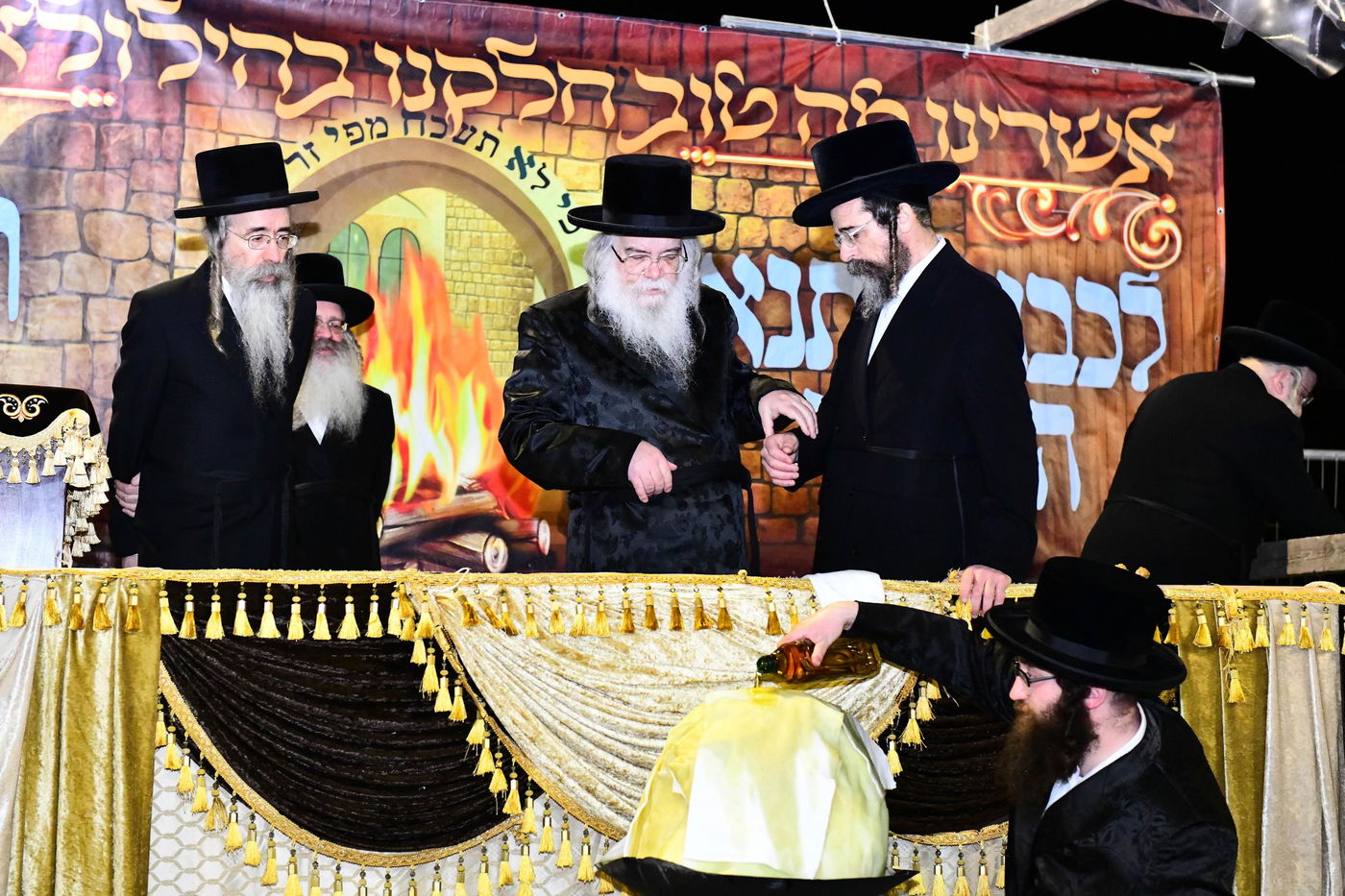 האדמו"ר מדארג בהדלקה באתרא קדישא מירון