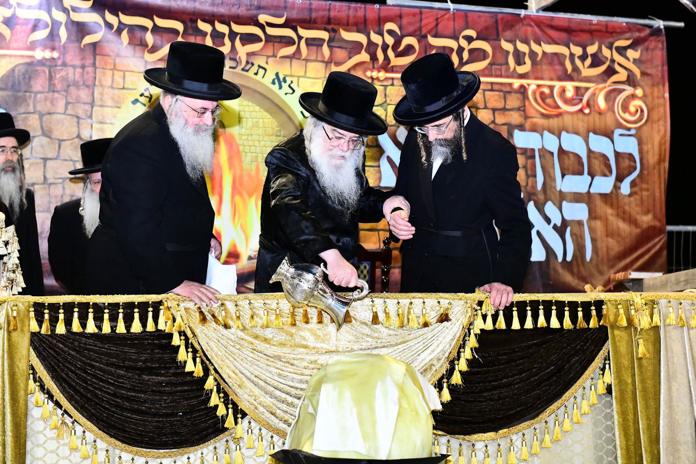 האדמו"ר מדארג בהדלקה באתרא קדישא מירון