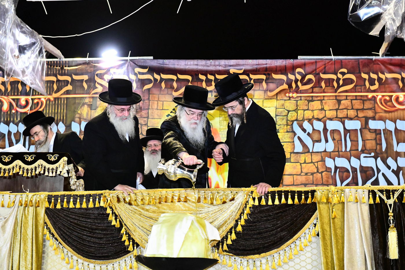 האדמו"ר מדארג בהדלקה באתרא קדישא מירון