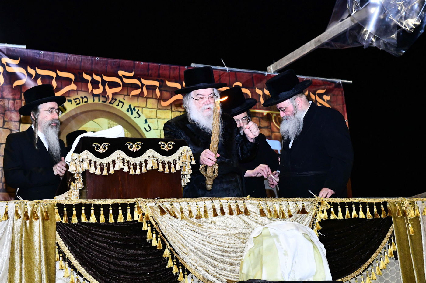 האדמו"ר מדארג בהדלקה באתרא קדישא מירון