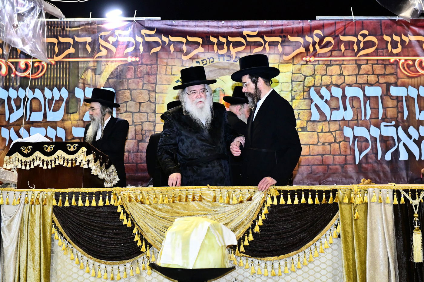 האדמו"ר מדארג בהדלקה באתרא קדישא מירון