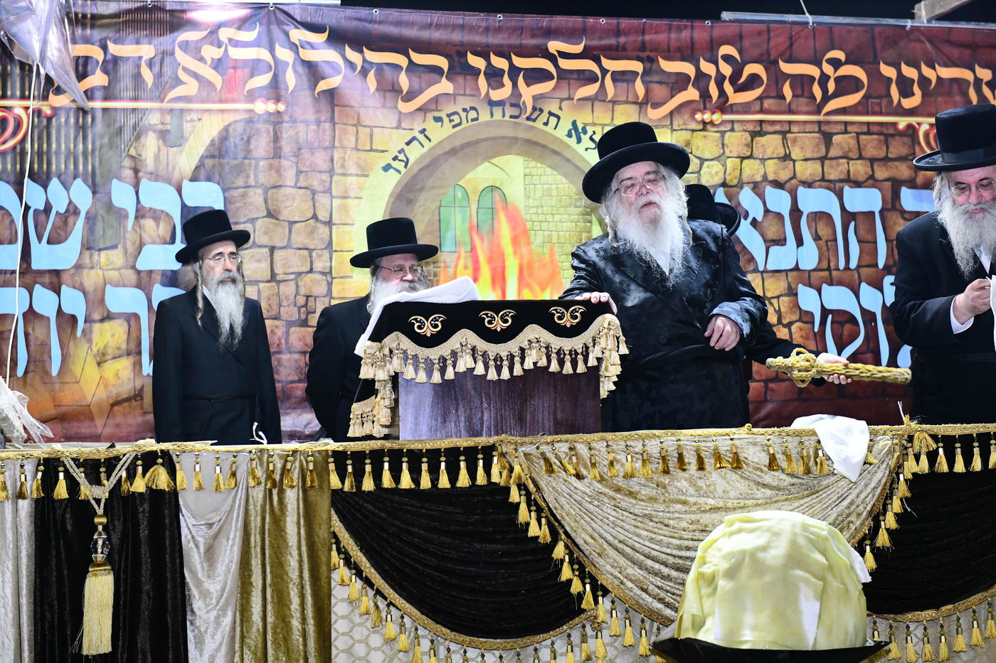 האדמו"ר מדארג בהדלקה באתרא קדישא מירון