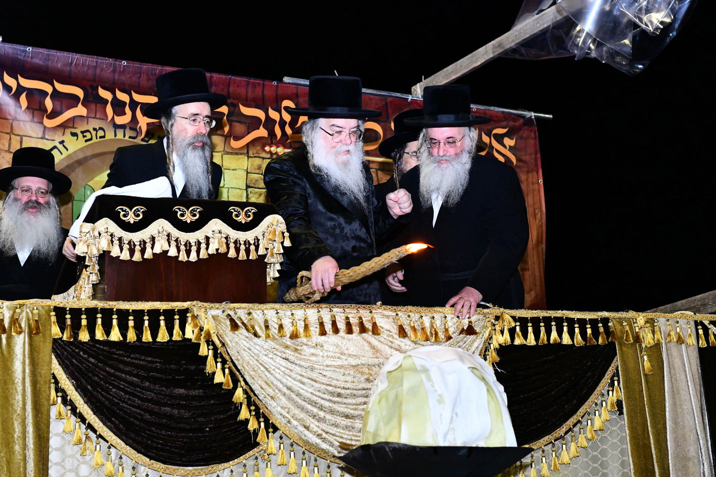 האדמו"ר מדארג בהדלקה באתרא קדישא מירון