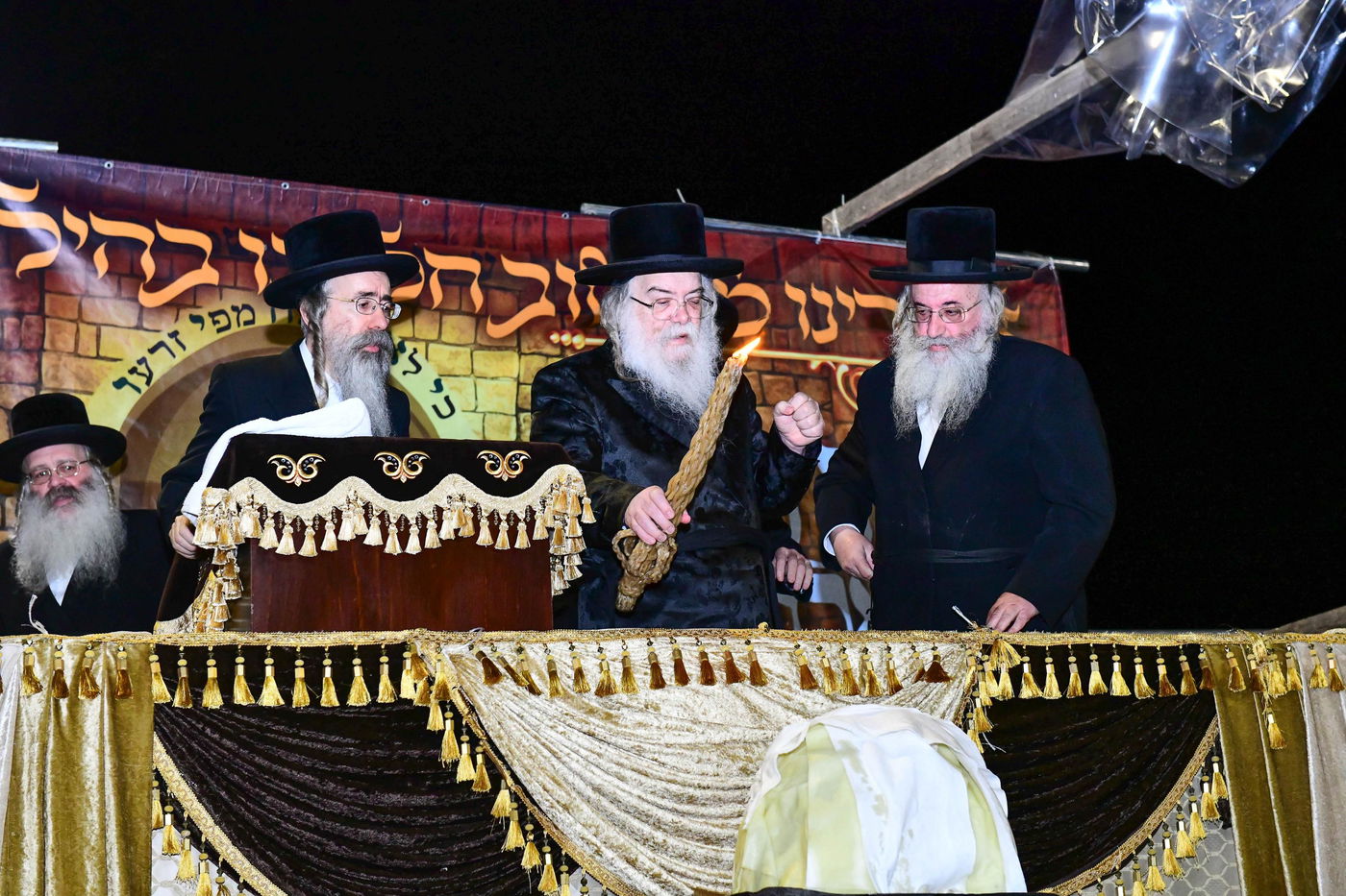 האדמו"ר מדארג בהדלקה באתרא קדישא מירון