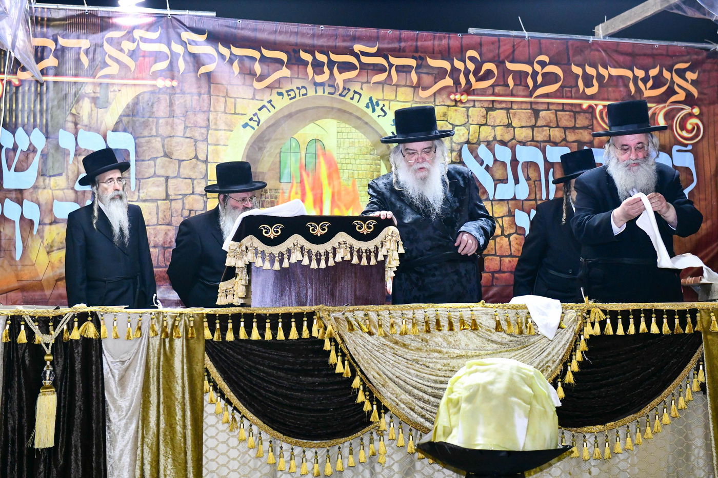 האדמו"ר מדארג בהדלקה באתרא קדישא מירון