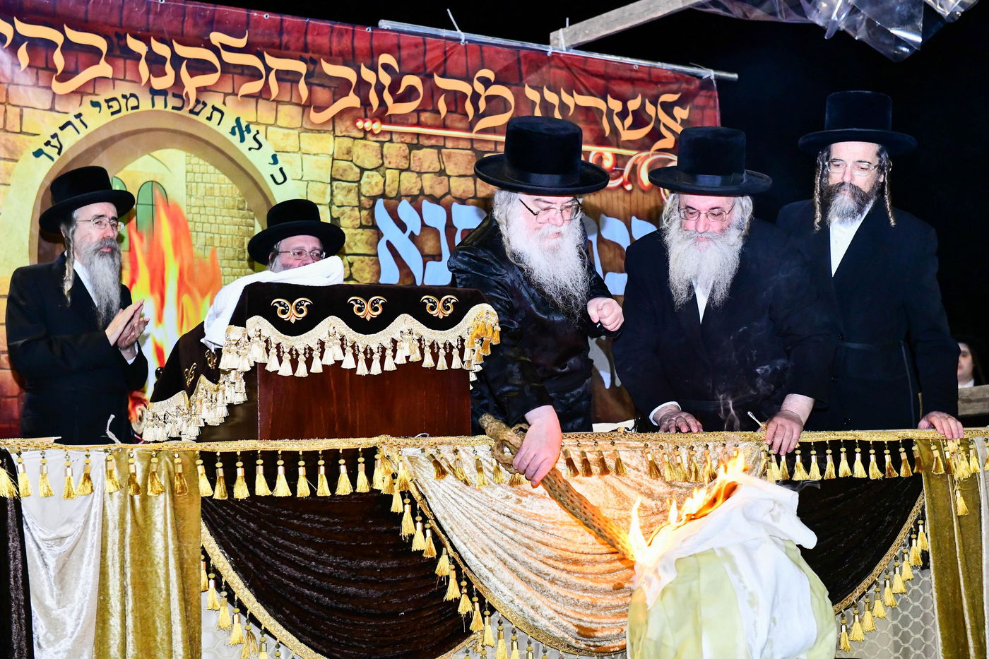 האדמו"ר מדארג בהדלקה באתרא קדישא מירון