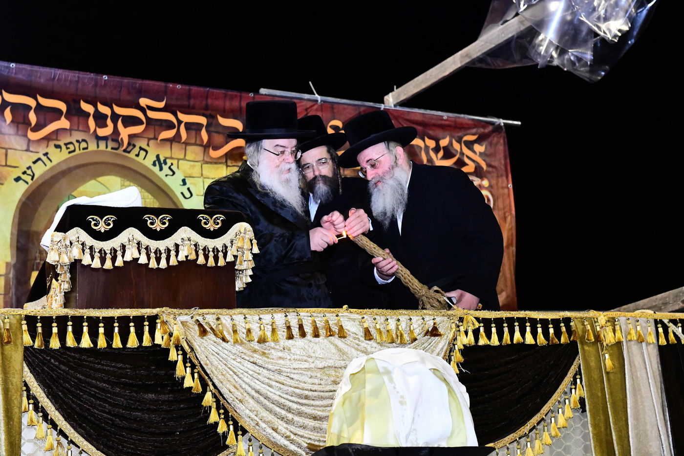 האדמו"ר מדארג בהדלקה באתרא קדישא מירון