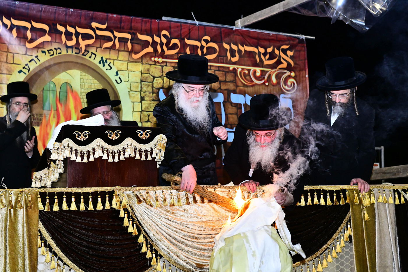 האדמו"ר מדארג בהדלקה באתרא קדישא מירון