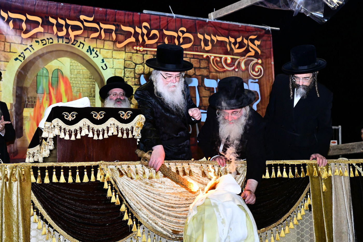 האדמו"ר מדארג בהדלקה באתרא קדישא מירון