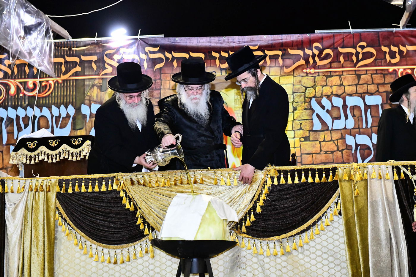 האדמו"ר מדארג בהדלקה באתרא קדישא מירון