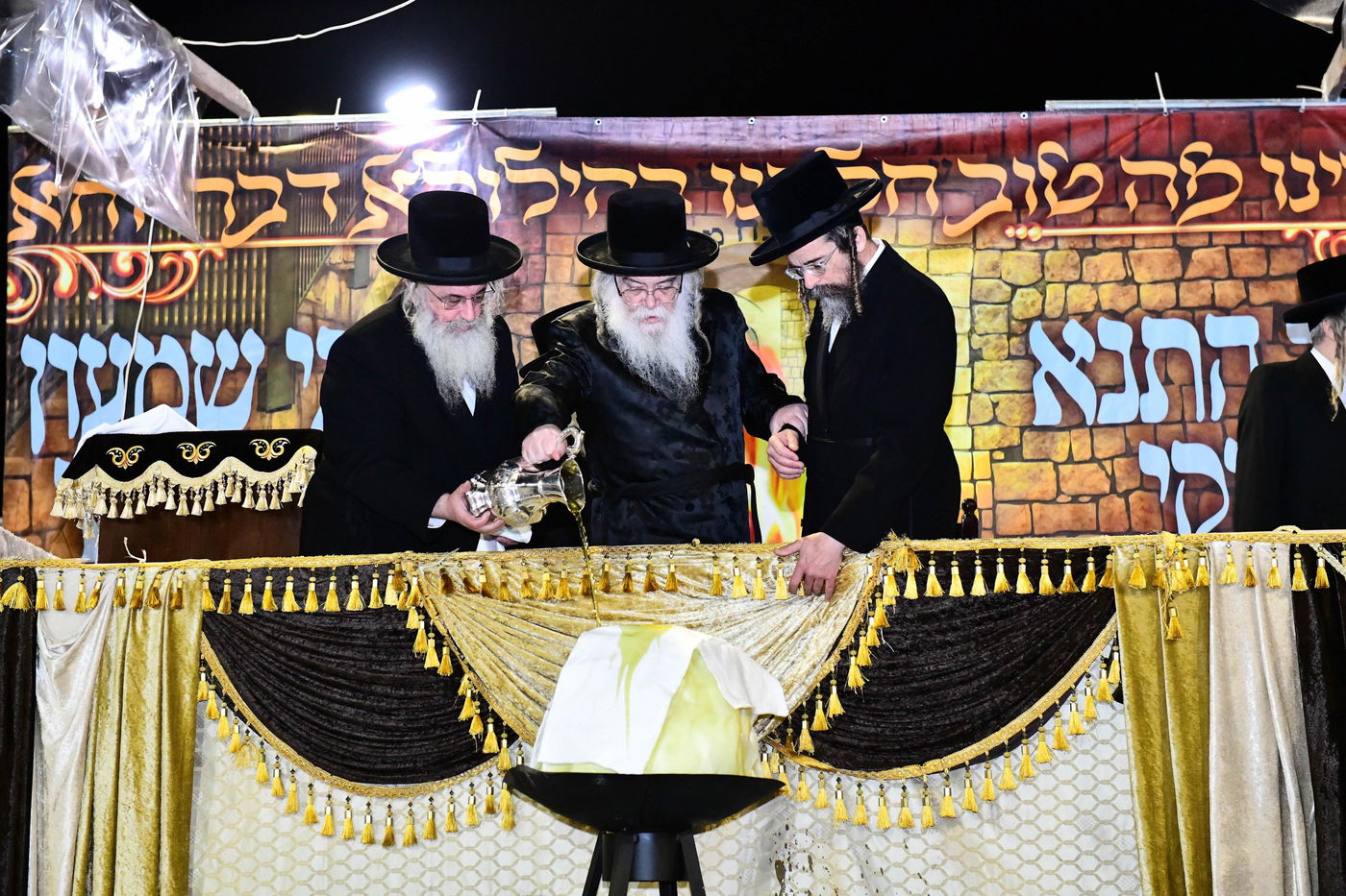 האדמו"ר מדארג בהדלקה באתרא קדישא מירון