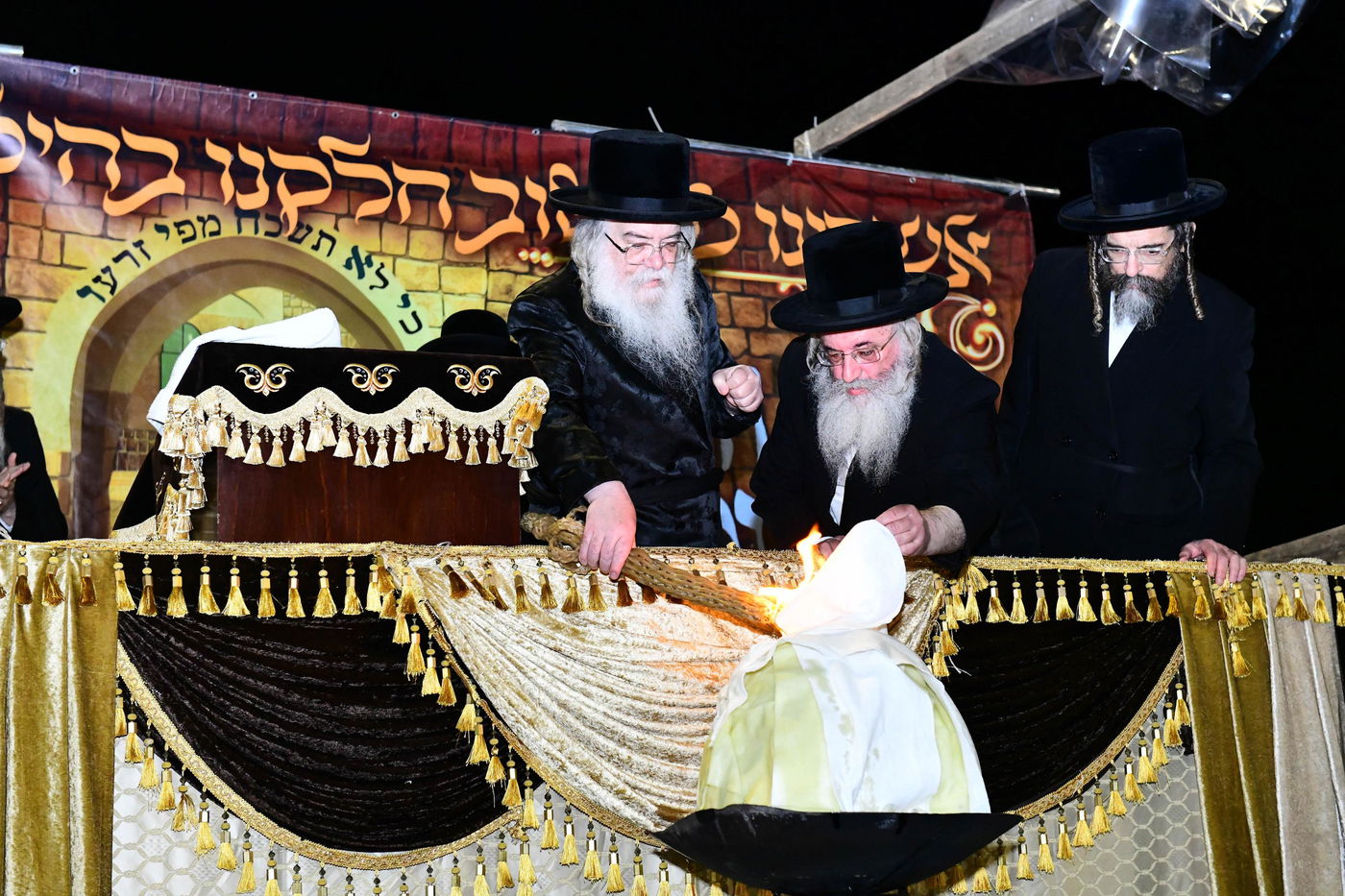 האדמו"ר מדארג בהדלקה באתרא קדישא מירון