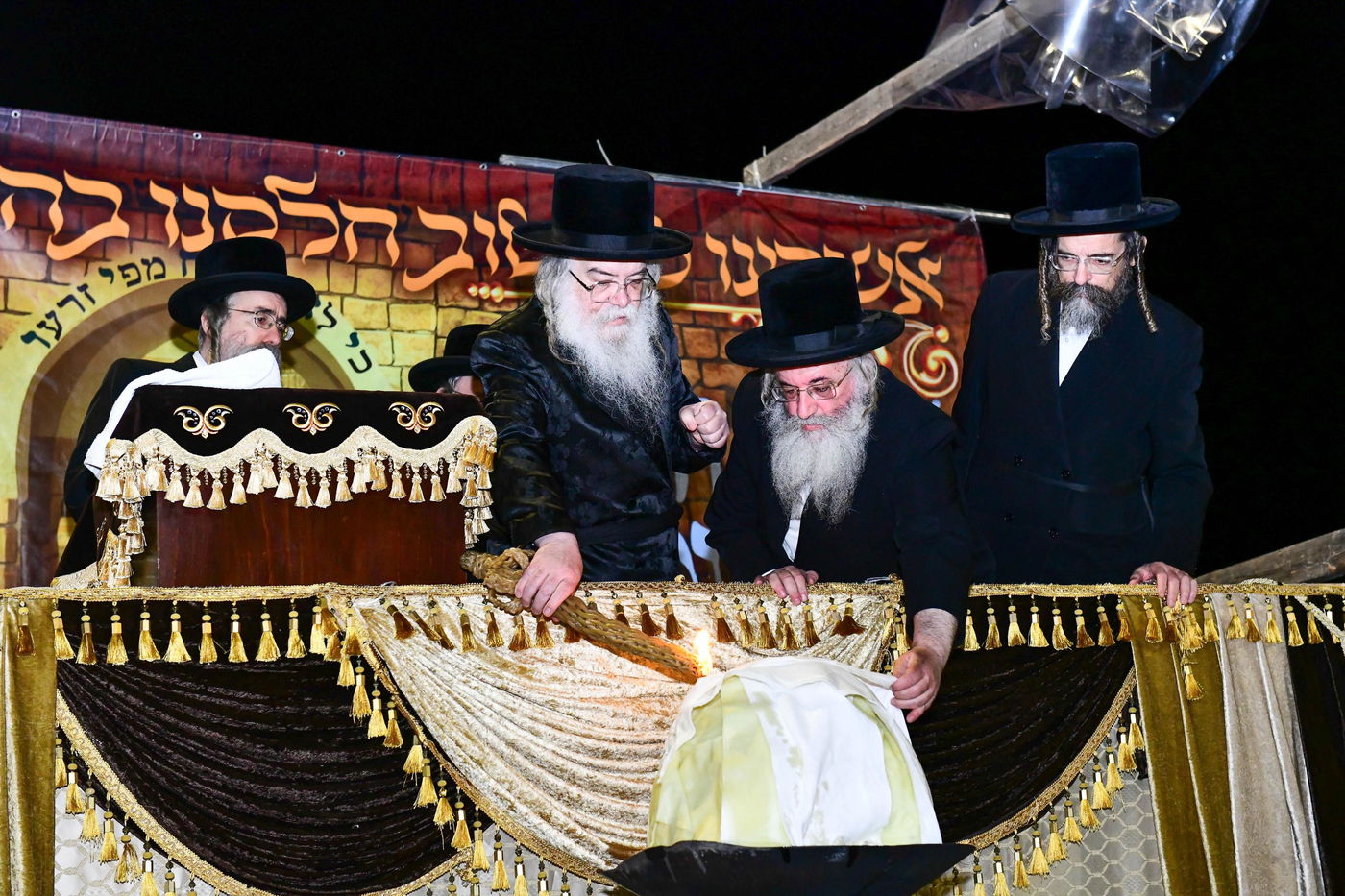 האדמו"ר מדארג בהדלקה באתרא קדישא מירון