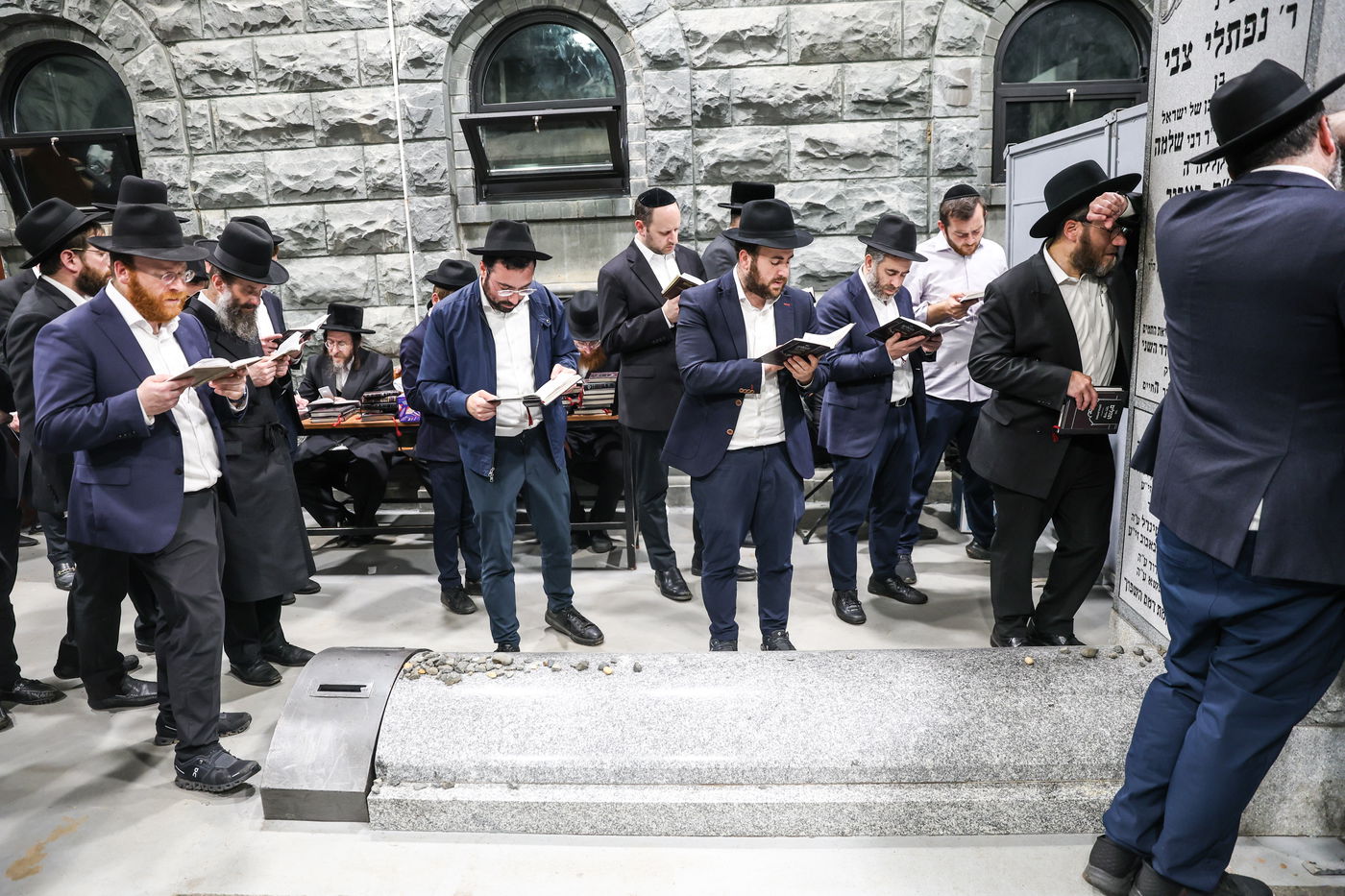 אלפי ישראל בעליה לציון הרה"ק מבאבוב זצ"ל בליל ל"ג בעומר תשפ"ה