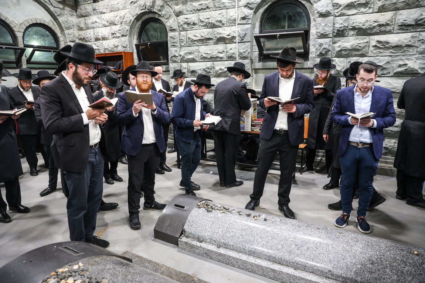 אלפי ישראל בעליה לציון הרה"ק מבאבוב זצ"ל בליל ל"ג בעומר תשפ"ה