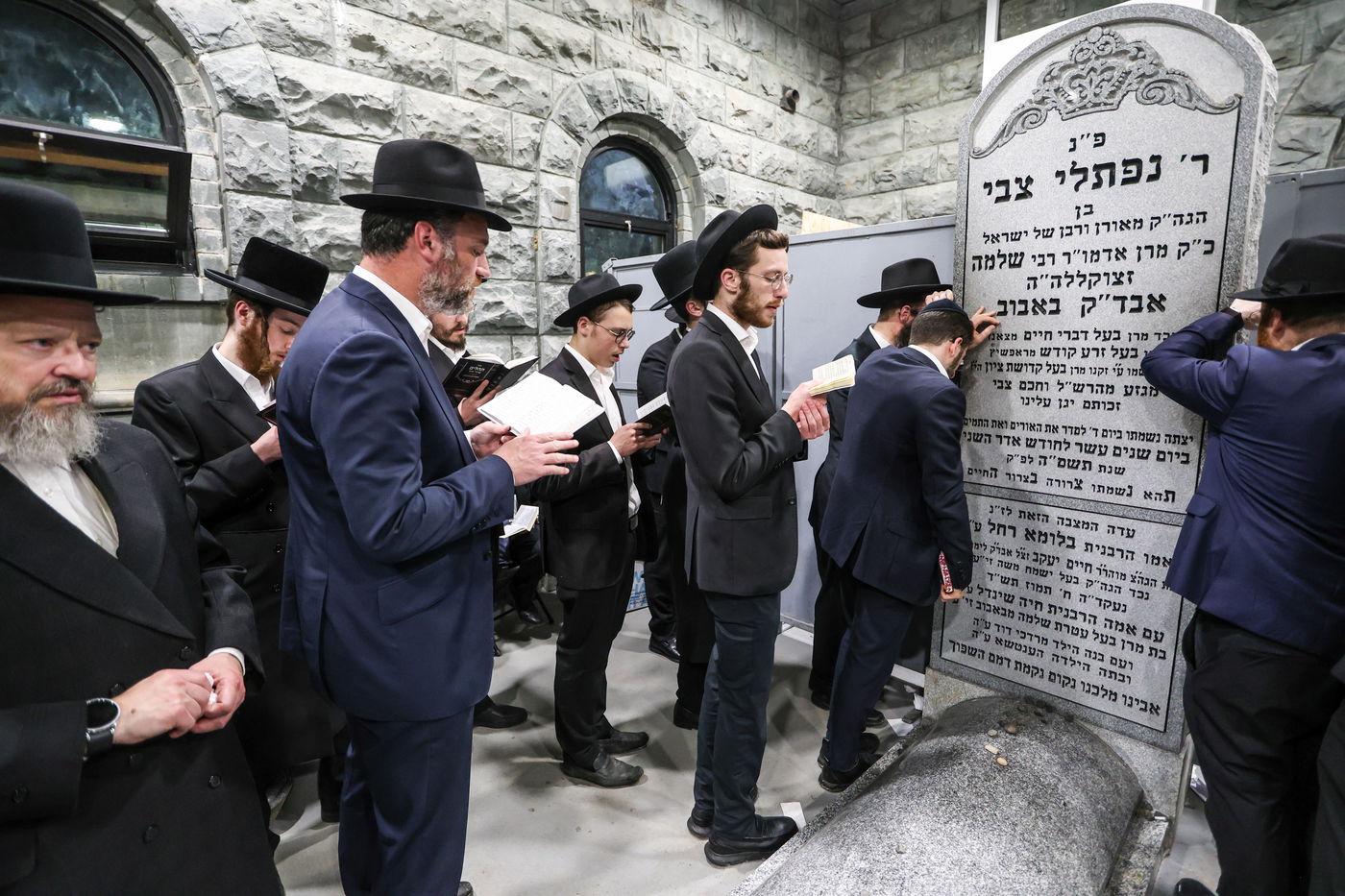 אלפי ישראל בעליה לציון הרה"ק מבאבוב זצ"ל בליל ל"ג בעומר תשפ"ה