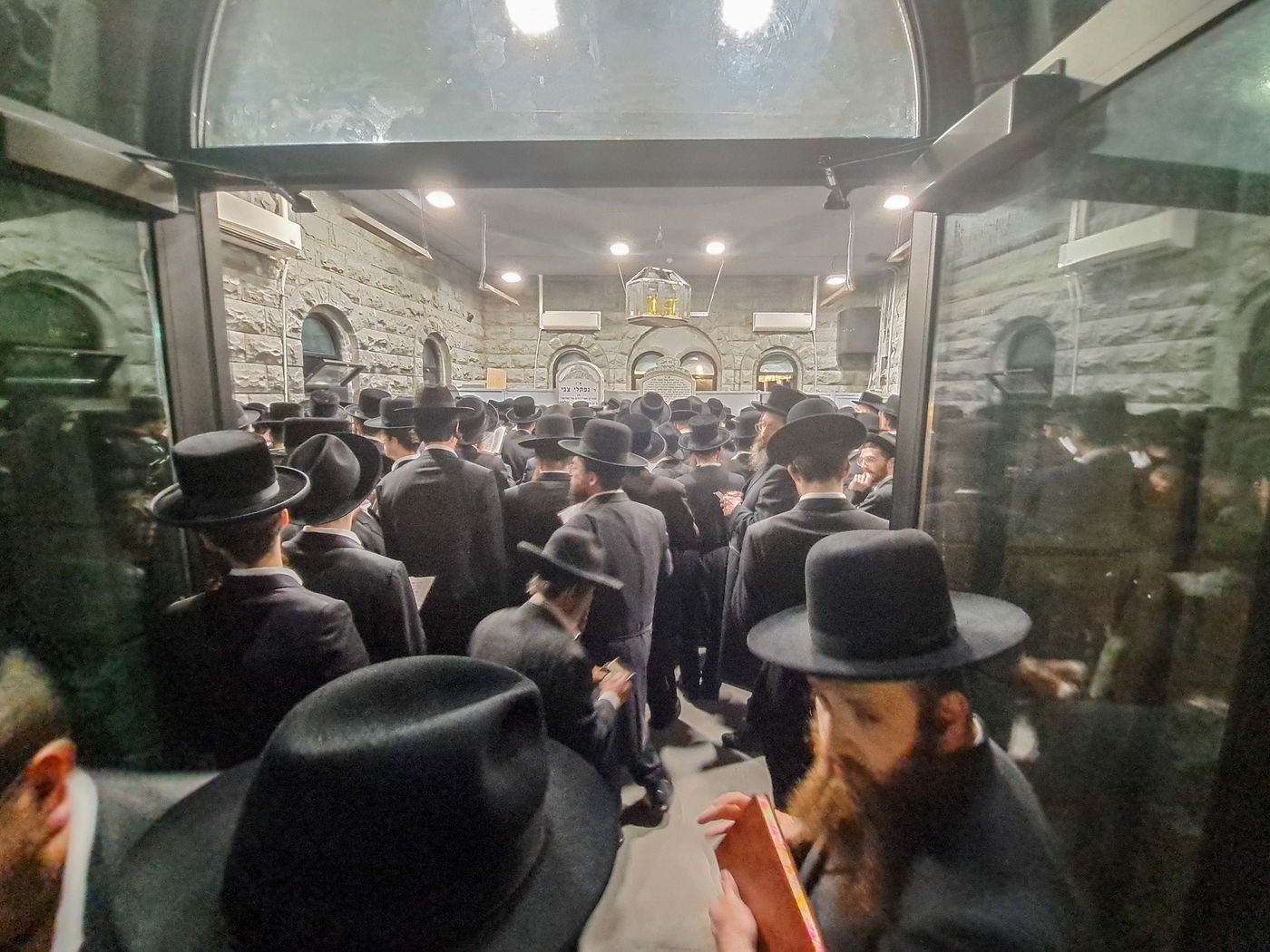 אלפי ישראל בעליה לציון הרה"ק מבאבוב זצ"ל בליל ל"ג בעומר תשפ"ה