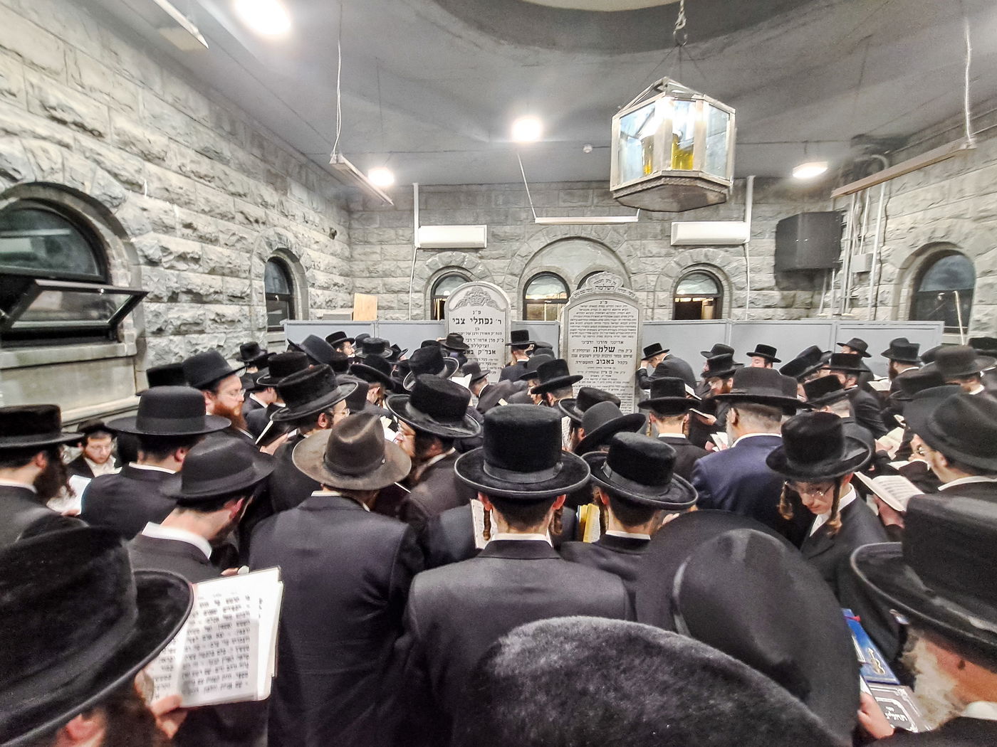 אלפי ישראל בעליה לציון הרה"ק מבאבוב זצ"ל בליל ל"ג בעומר תשפ"ה