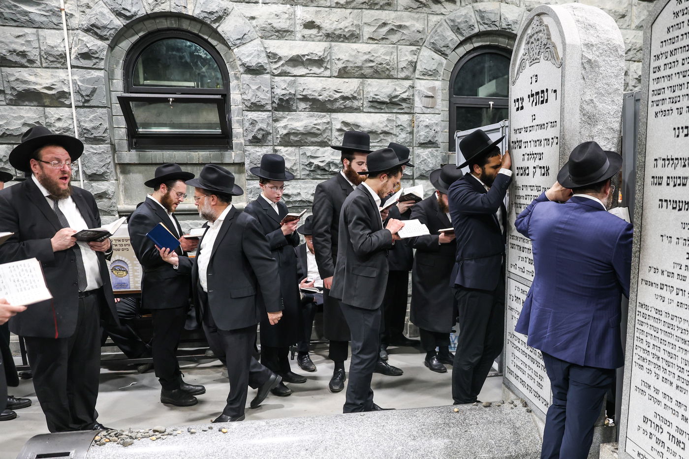 אלפי ישראל בעליה לציון הרה"ק מבאבוב זצ"ל בליל ל"ג בעומר תשפ"ה