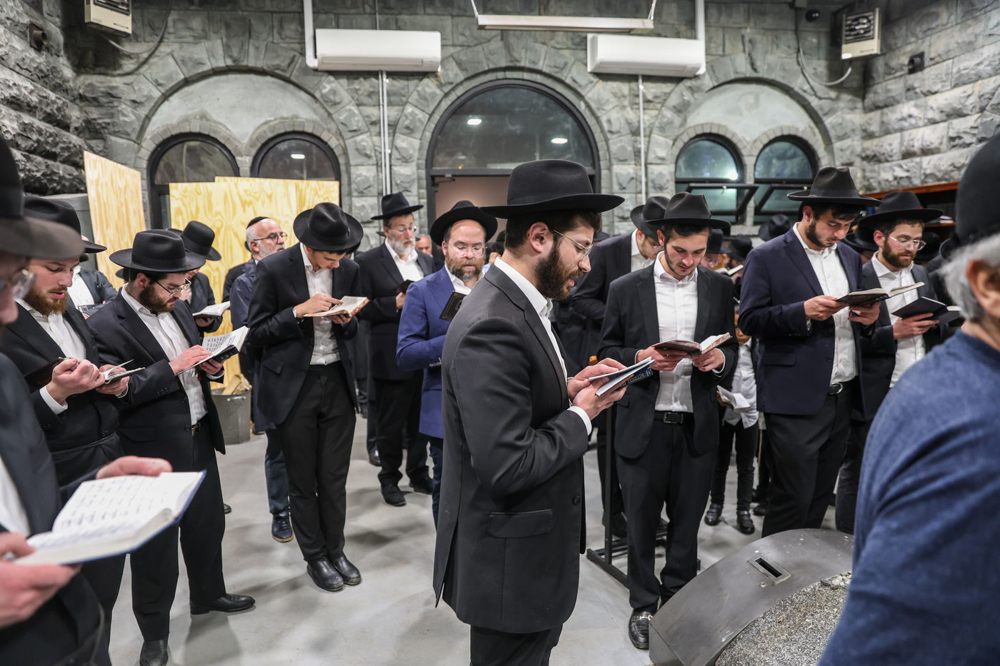 אלפי ישראל בעליה לציון הרה"ק מבאבוב זצ"ל בליל ל"ג בעומר תשפ"ה