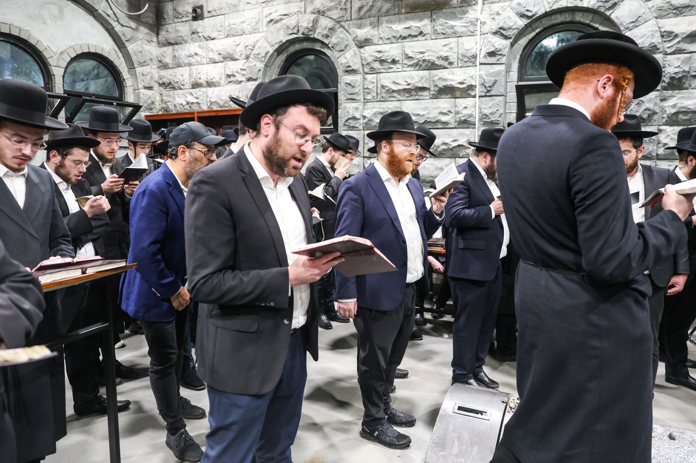 אלפי ישראל בעליה לציון הרה"ק מבאבוב זצ"ל בליל ל"ג בעומר תשפ"ה