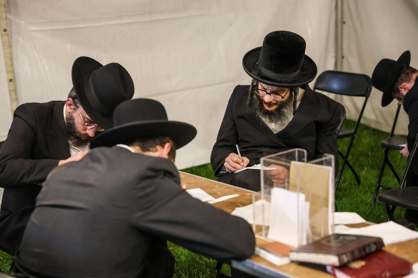 אלפי ישראל בעליה לציון הרה"ק מבאבוב זצ"ל בליל ל"ג בעומר תשפ"ה