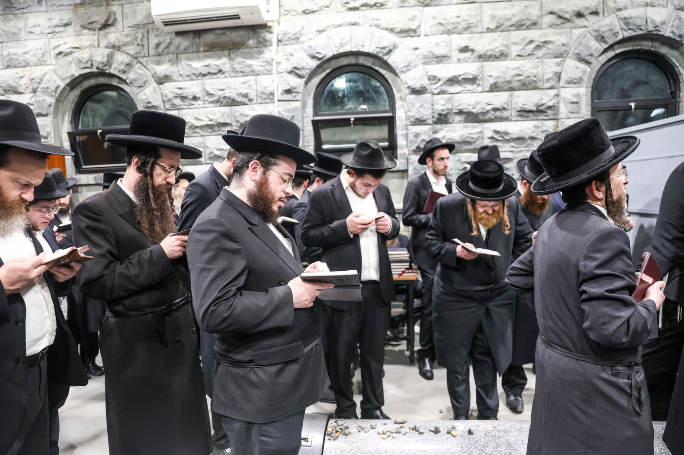 אלפי ישראל בעליה לציון הרה"ק מבאבוב זצ"ל בליל ל"ג בעומר תשפ"ה