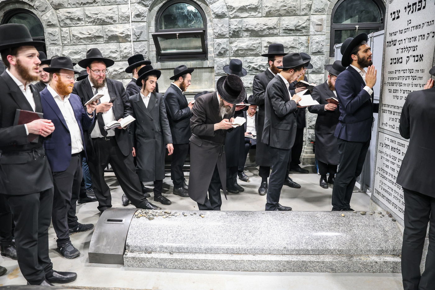 אלפי ישראל בעליה לציון הרה"ק מבאבוב זצ"ל בליל ל"ג בעומר תשפ"ה