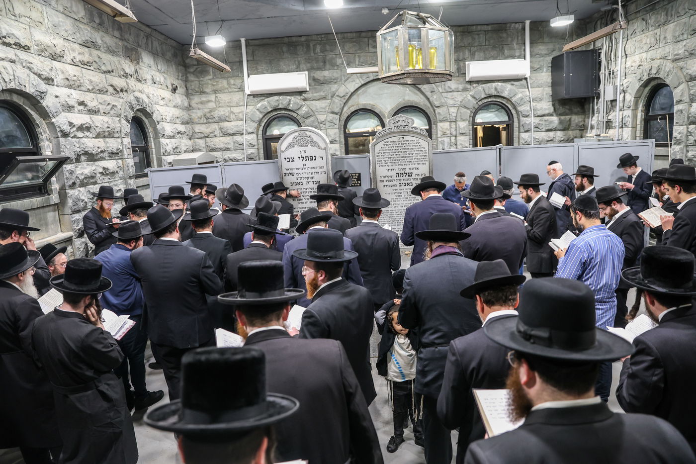 אלפי ישראל בעליה לציון הרה"ק מבאבוב זצ"ל בליל ל"ג בעומר תשפ"ה