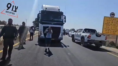 תיעוד: פעילי "צו 9" חסמו את משאיות הסיוע לעזה במעבר כרם שלום | צפו