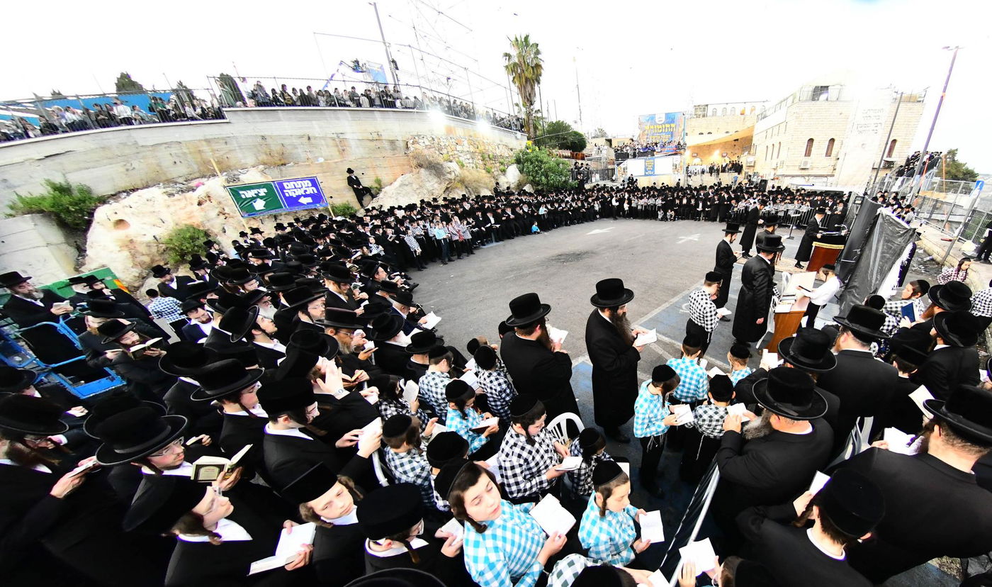 האדמו"ר מסערט ויז'ניץ באתרא קדישא מירון