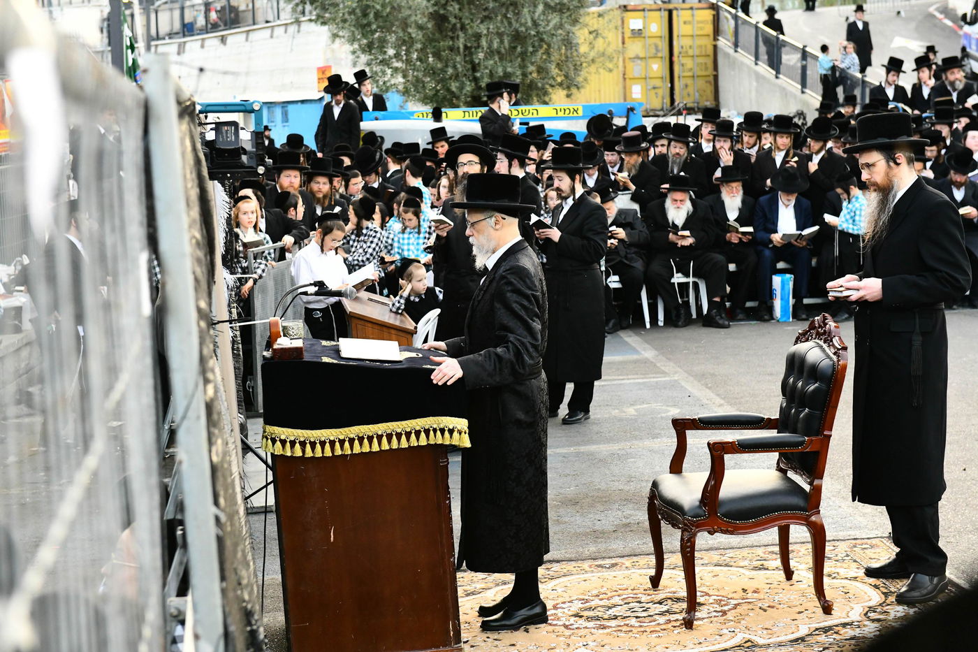 האדמו"ר מסערט ויז'ניץ בתפילת מנחה באתרא קדישא מירון