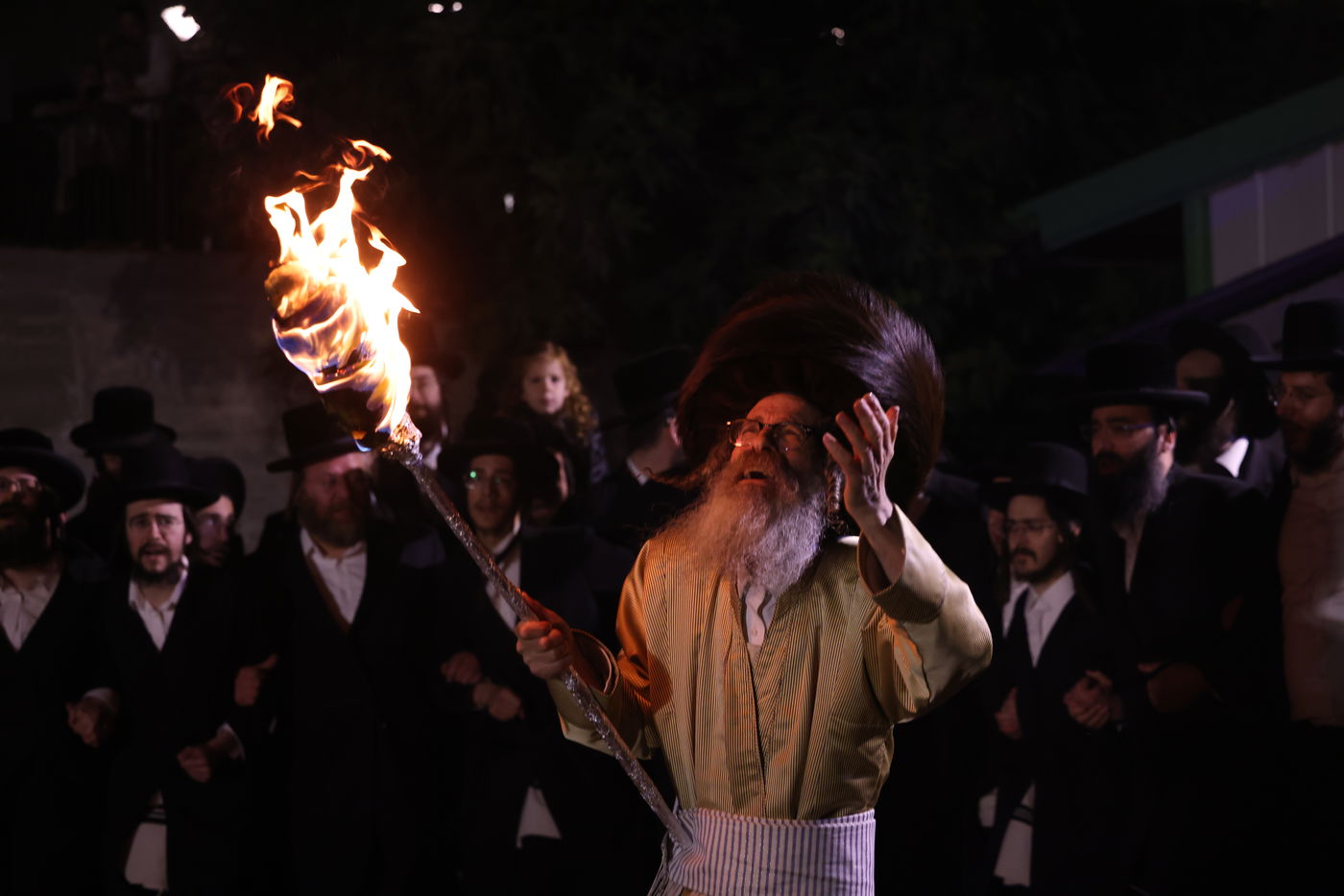 הגה"צ רבי נחמן בידרמן בהדלקה לכבוד ל"ג בעומר