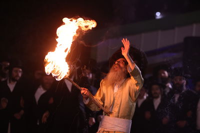 הגה"צ רבי נחמן בידרמן בהדלקה לכבוד ל"ג בעומר