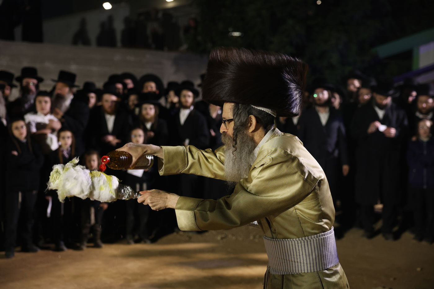 הגה"צ רבי נחמן בידרמן בהדלקה לכבוד ל"ג בעומר