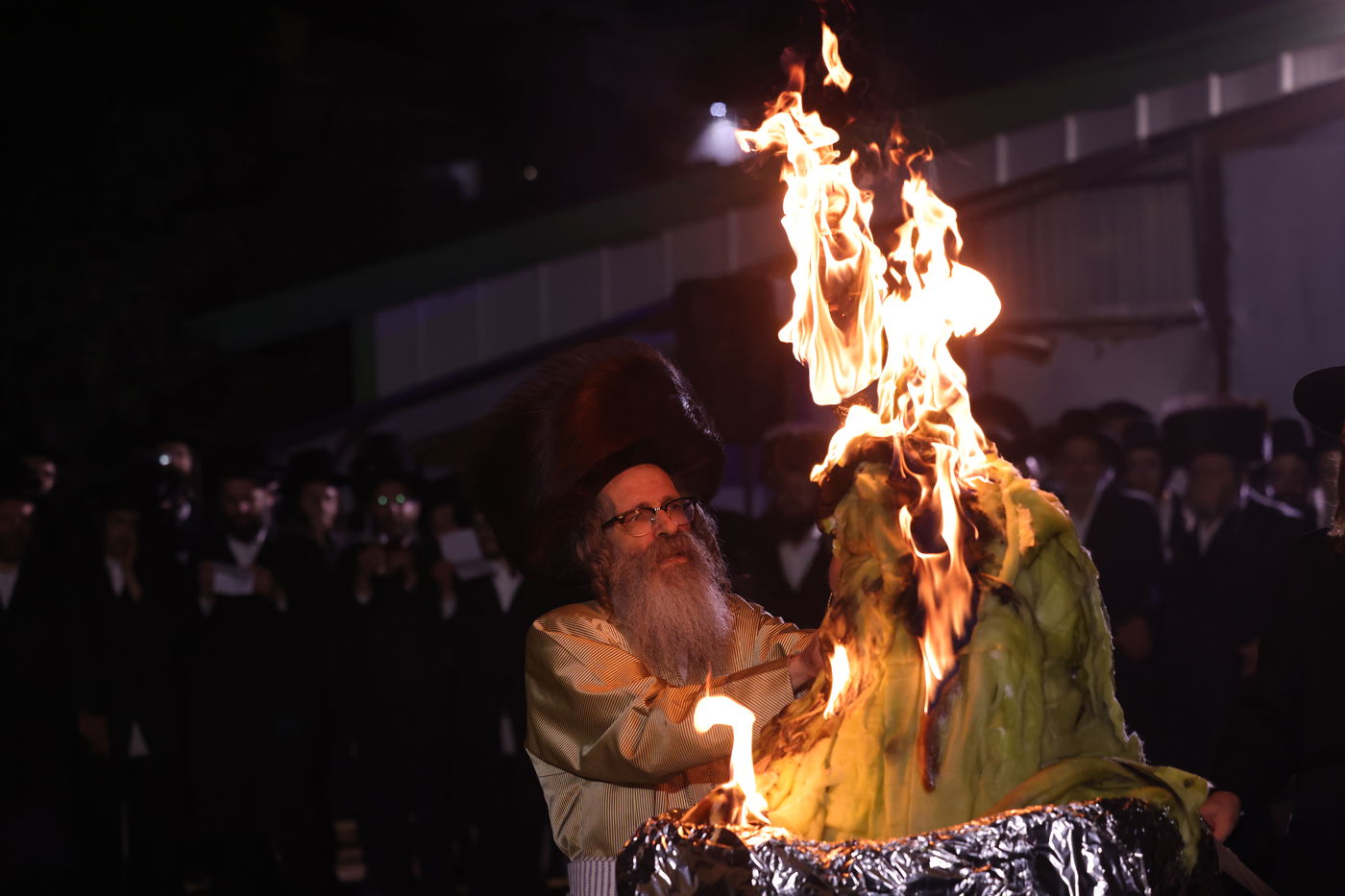 הגה"צ רבי נחמן בידרמן בהדלקה לכבוד ל"ג בעומר