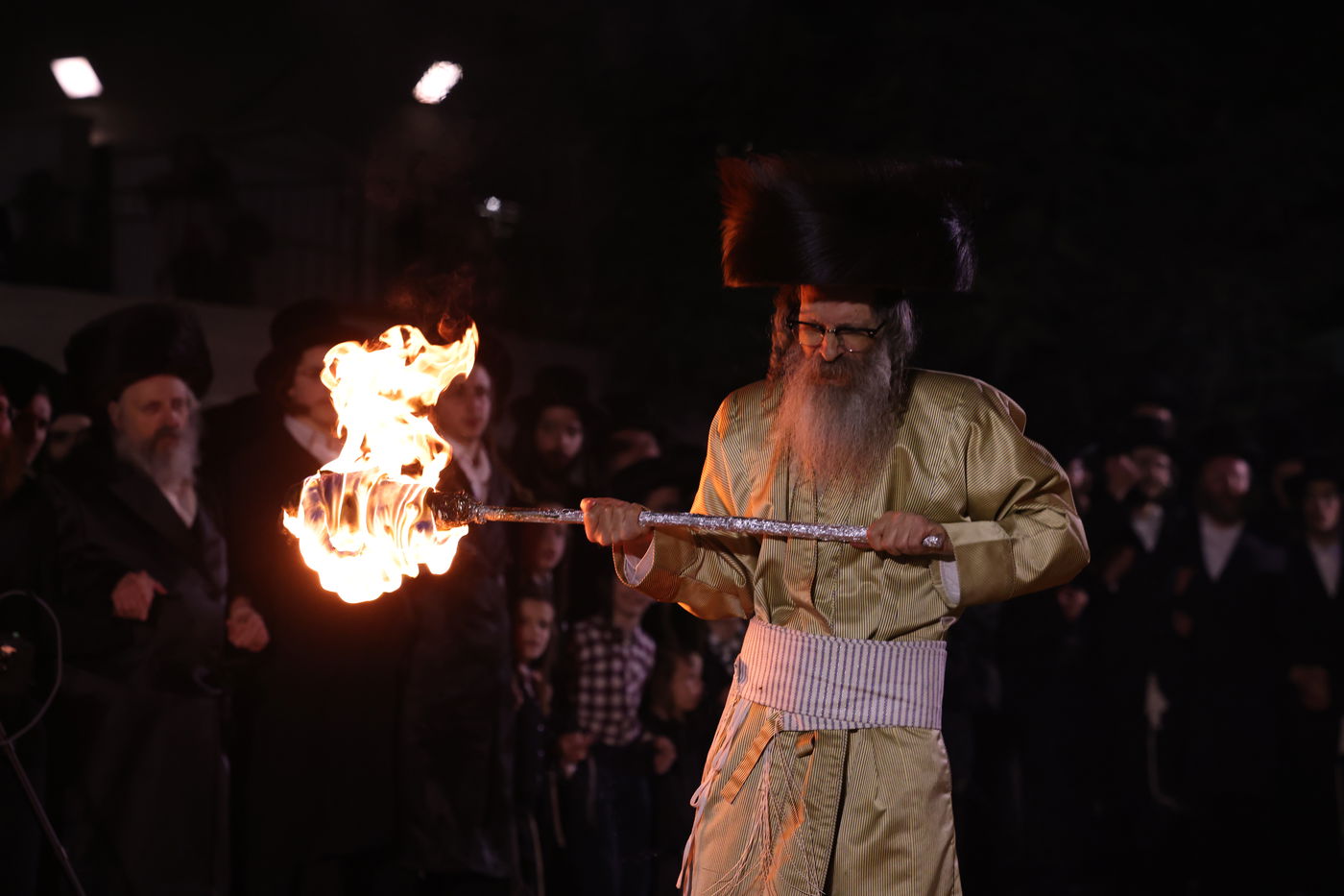 הגה"צ רבי נחמן בידרמן בהדלקה לכבוד ל"ג בעומר