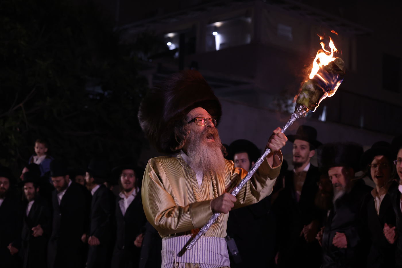 הגה"צ רבי נחמן בידרמן בהדלקה לכבוד ל"ג בעומר