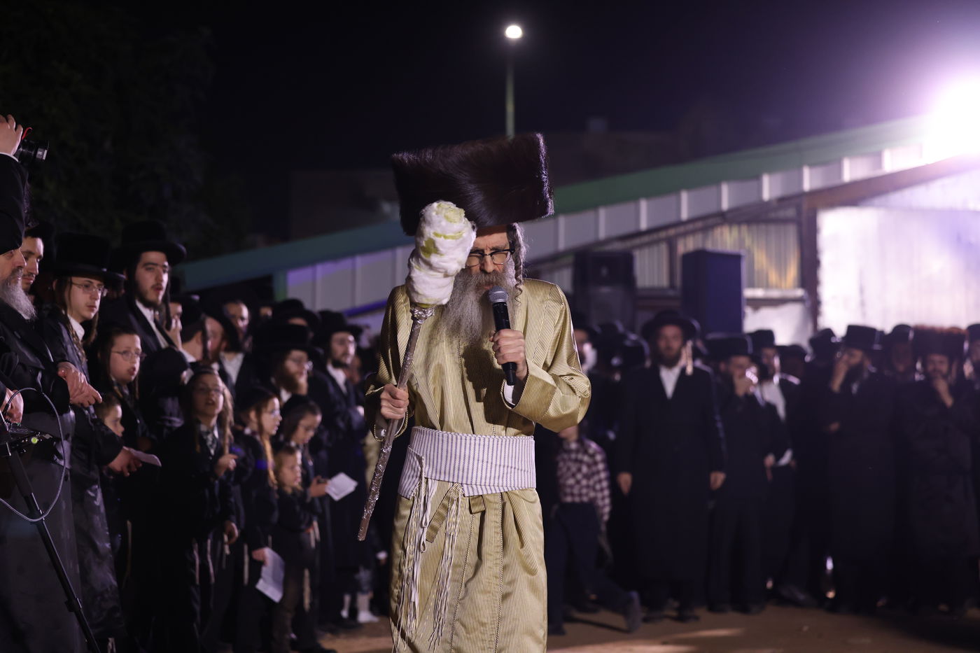 הגה"צ רבי נחמן בידרמן בהדלקה לכבוד ל"ג בעומר