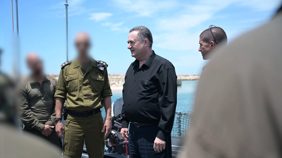שר הביטחון מפליג מול חופי הרצועה