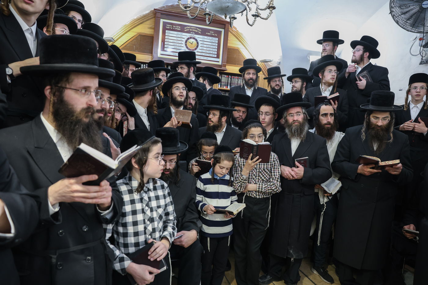 האדמו"ר מצאנז בתפילה באתרא קדישא מירון