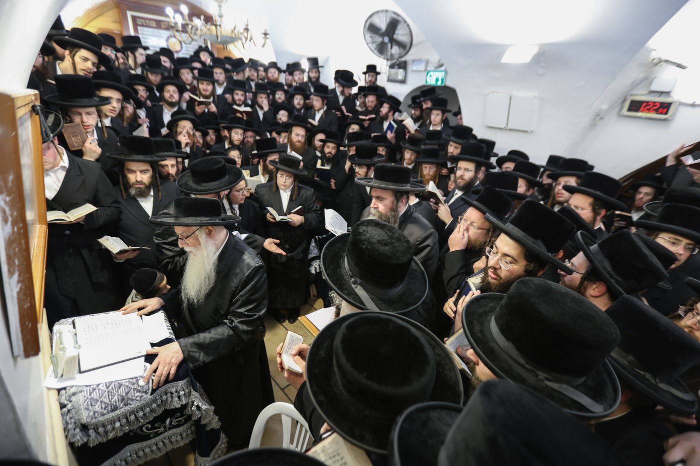 האדמו"ר מצאנז בתפילה באתרא קדישא מירון