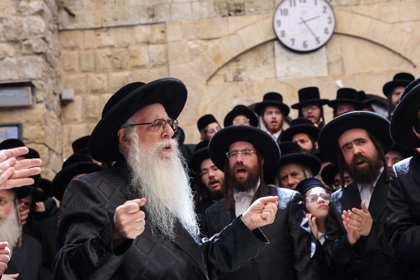 האדמו"ר מצאנז בתפילה באתרא קדישא מירון