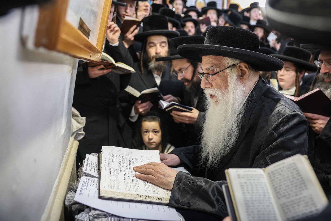 האדמו"ר מצאנז בתפילה באתרא קדישא מירון